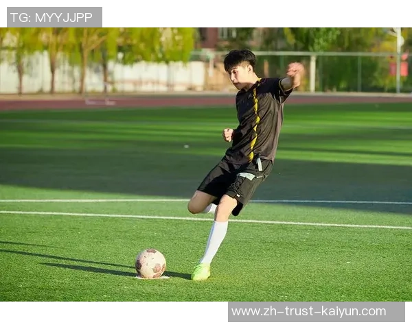 足球运动员的日常训练与生活揭秘如何平衡竞技与个人成长